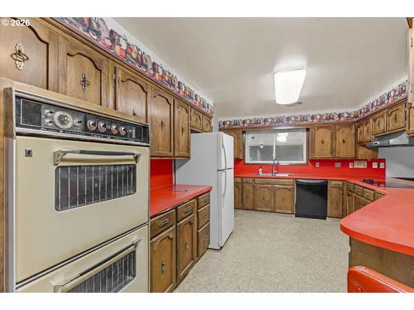 a view of a room with washer and dryer