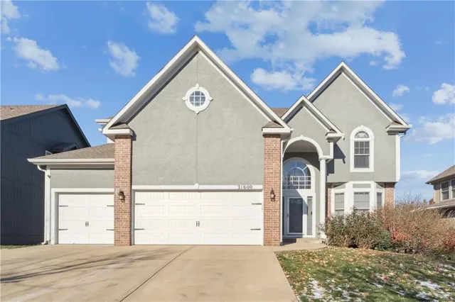 $639,900 | 21600 West 98th Terrace, Lenexa, KS 66220