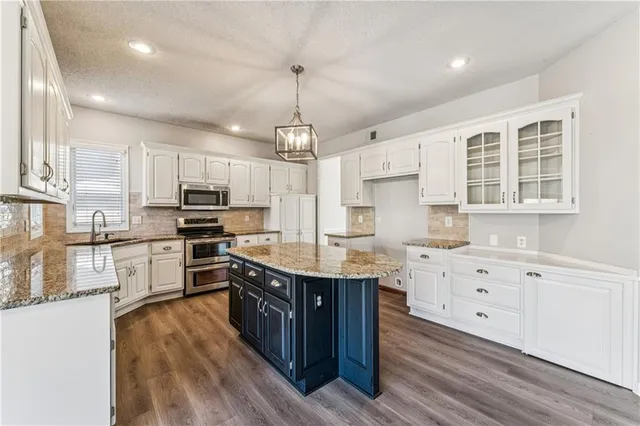 $639,900 | 21600 West 98th Terrace, Lenexa, KS 66220