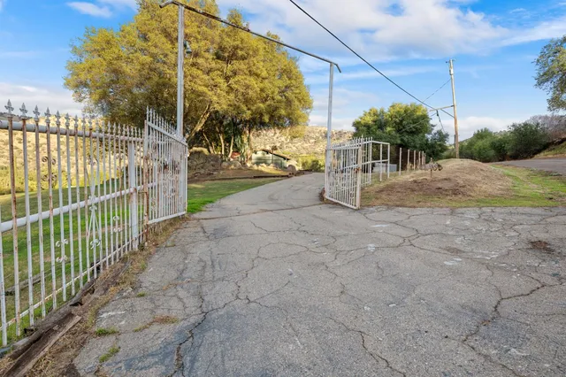 a view of a pathway with a yard