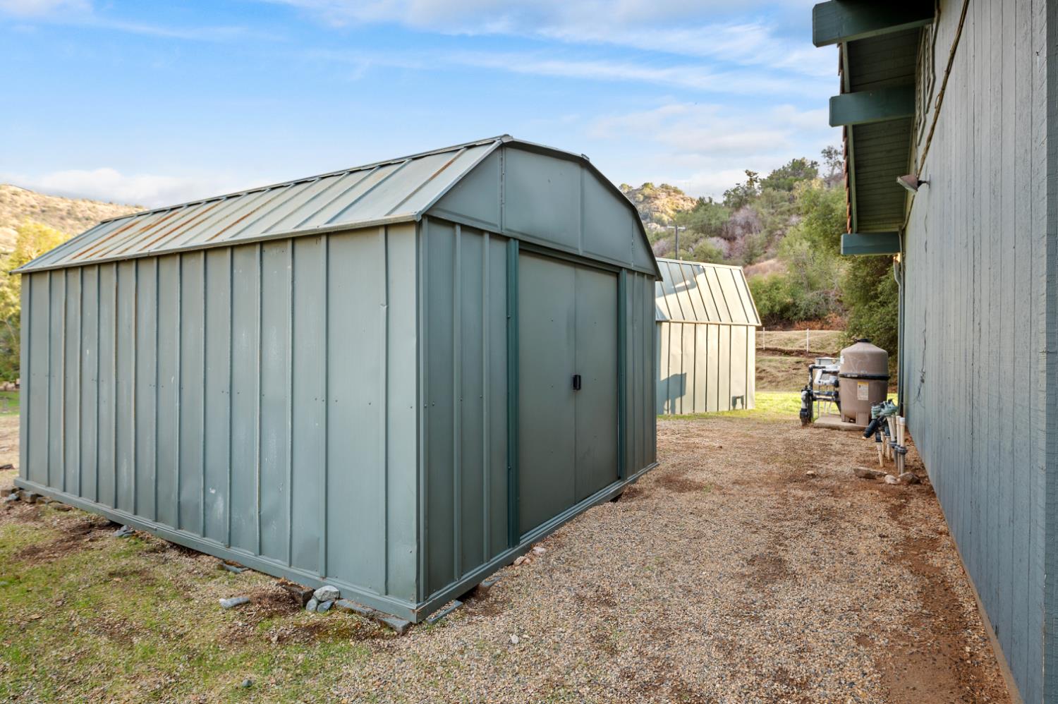 38570 Rustic Lane Squaw Valley, CA 93675 - Photo 30 of 43 a backyard of a house