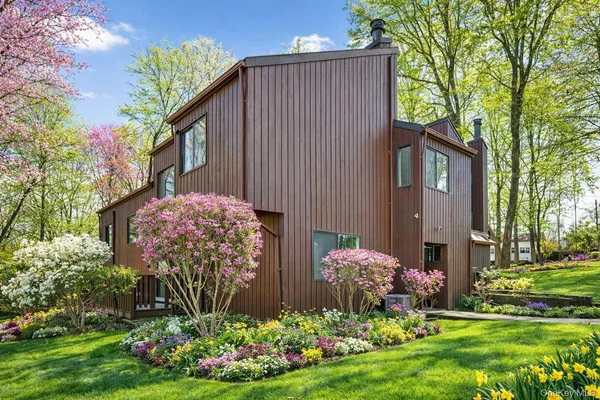 $384,900 | 4 Aspen Court, Highland Mills, NY 10930