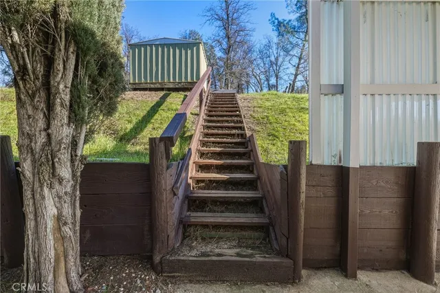 a view of a back yard