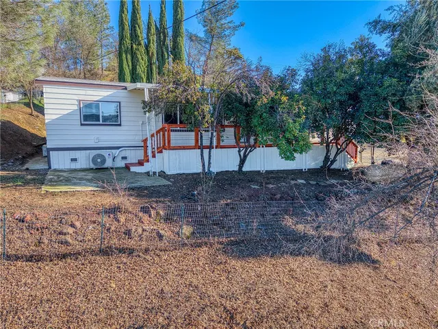 a view of a yard with a house