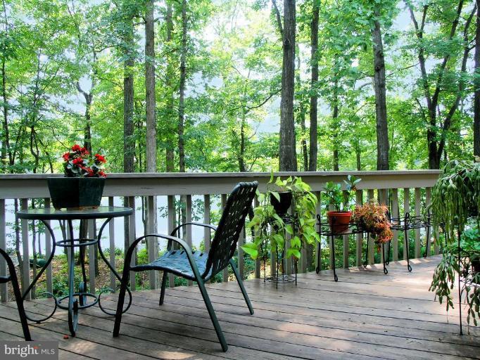1630 Waters Edge Lane Reston, VA 20190 - Photo 13 of 30 Deck