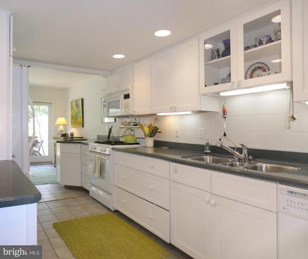 1630 Waters Edge Lane Reston, VA 20190 - Photo 14 of 30 Kitchen