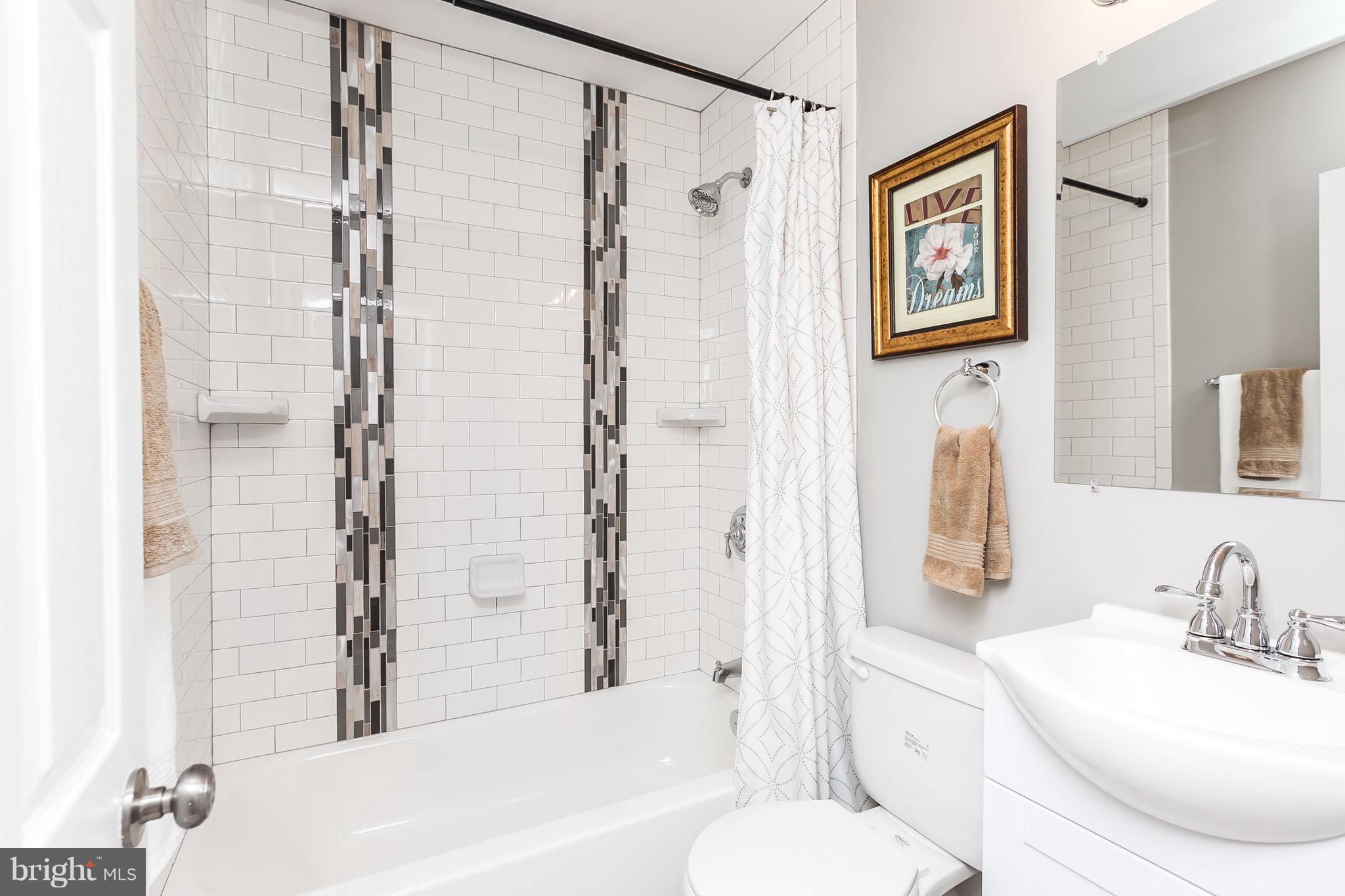 3805 Woodridge Road Baltimore, MD 21229 - Photo 3 of 30 Bath
