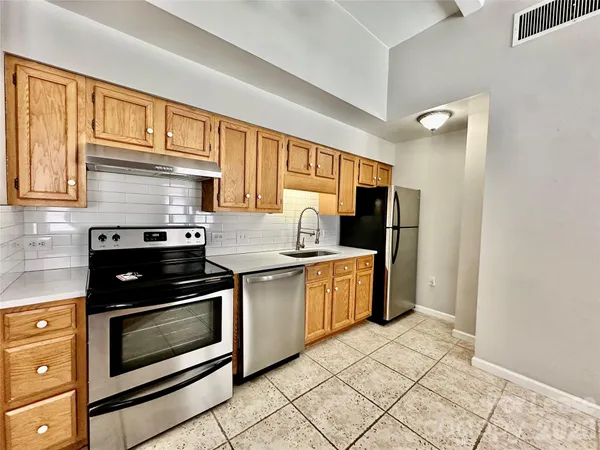$1,595 | 229 North Poplar Street, Unit 29, Charlotte, NC 28202