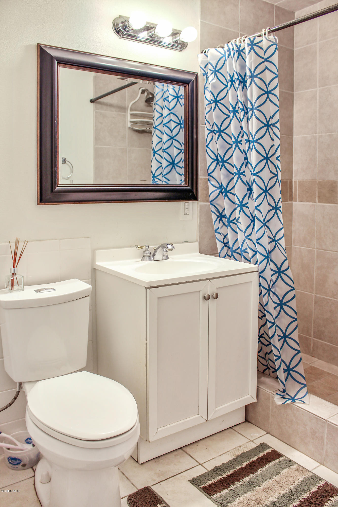 3030 Merced Place Oxnard, CA 93033 - Photo 8 of 15 Bathroom