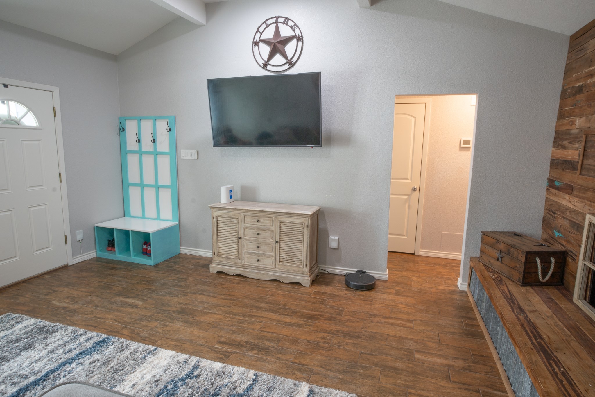 10 Wagon Ln Loop Angleton, TX 77515 - Photo 6 of 28 a living room with furniture and a flat screen tv