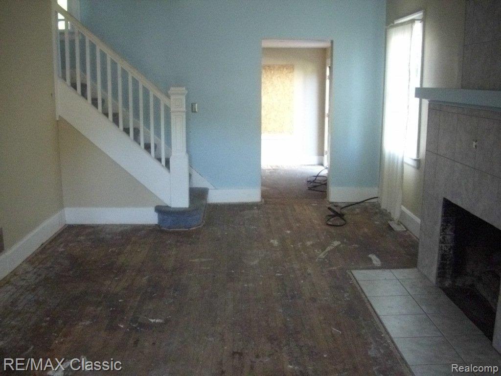 16585 Burt Road Detroit, MI 48219 - Photo 8 of 10 Living Room