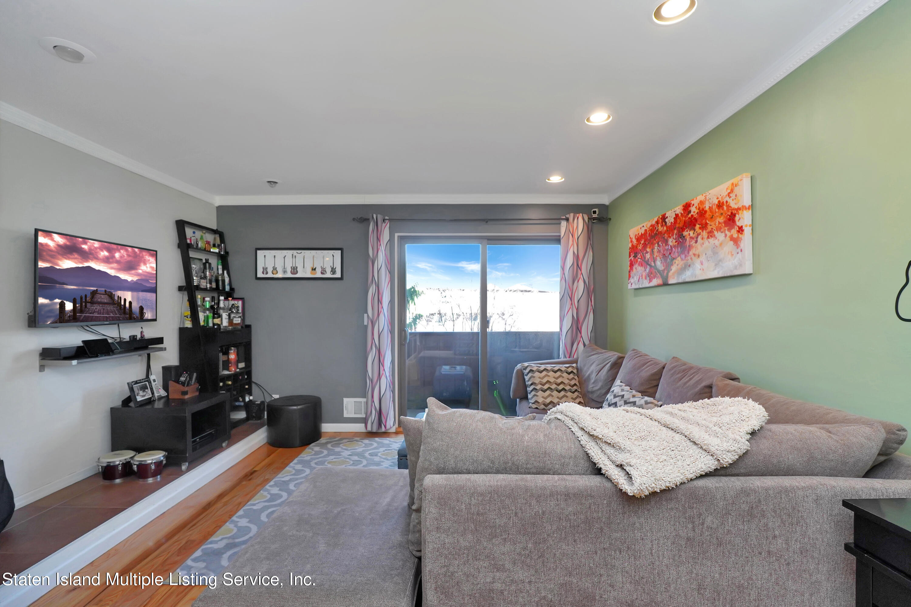985 West Fingerboard Road Staten Island, NY 10304 - Photo 12 of 33 (12) LIVING ROOM