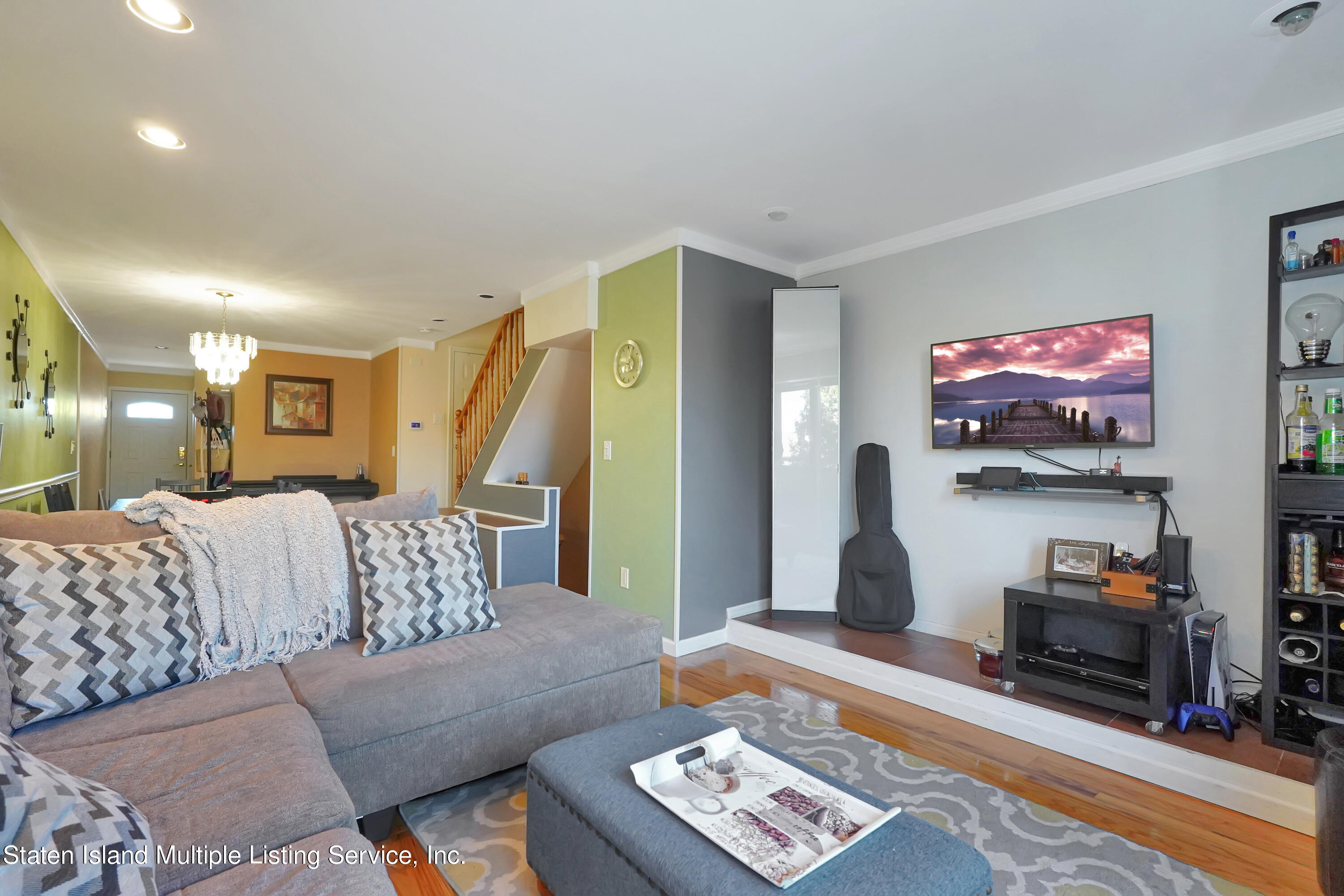 985 West Fingerboard Road Staten Island, NY 10304 - Photo 13 of 33 (13) LIVING ROOM