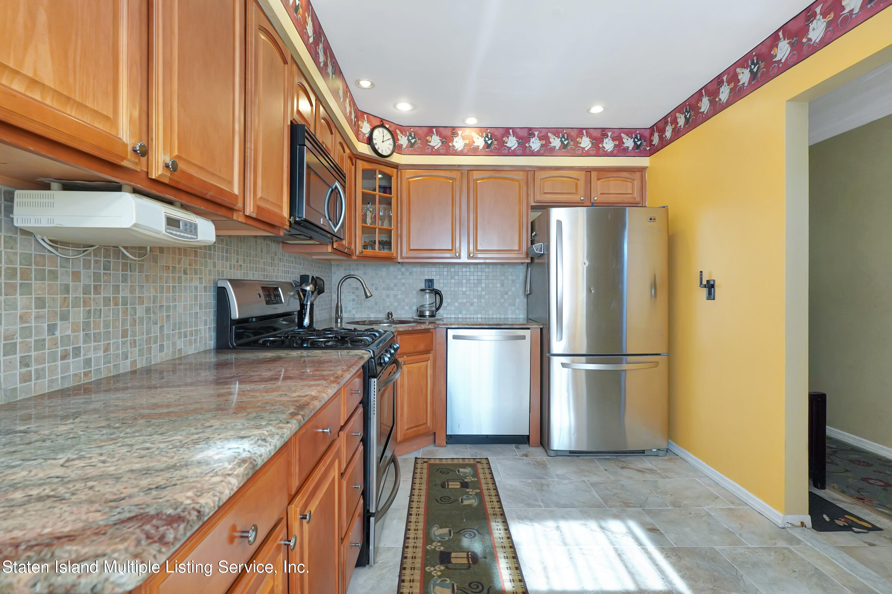 985 West Fingerboard Road Staten Island, NY 10304 - Photo 7 of 33 (7) KITCHEN
