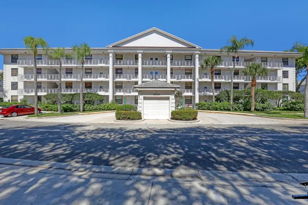$2,400 | 3650 Whitehall Drive, Unit 201, West Palm Beach, FL 33401