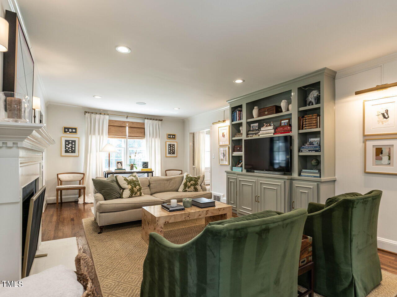 007-1280x960-family-room