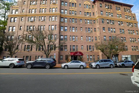 $399,000 | 8 Barstow Road, Unit 4J, Great Neck, NY 11021