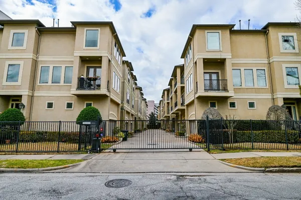 $3,200 | 6818 Staffordshire, Houston, TX 77030