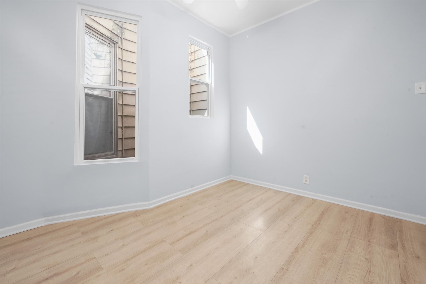 6600 South Marquette Road Chicago, IL 60637 - Photo 11 of 42 an empty room with windows