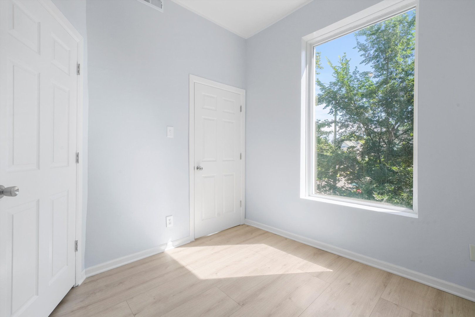 6600 South Marquette Road Chicago, IL 60637 - Photo 13 of 42 an empty room with windows