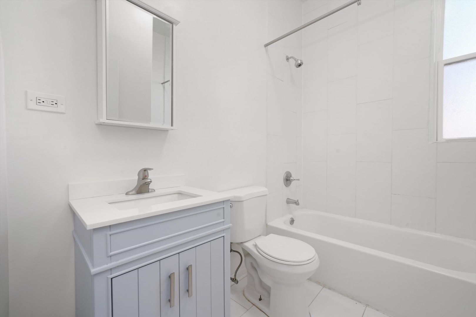 6600 South Marquette Road Chicago, IL 60637 - Photo 14 of 42 a bathroom with a sink toilet vanity and tub