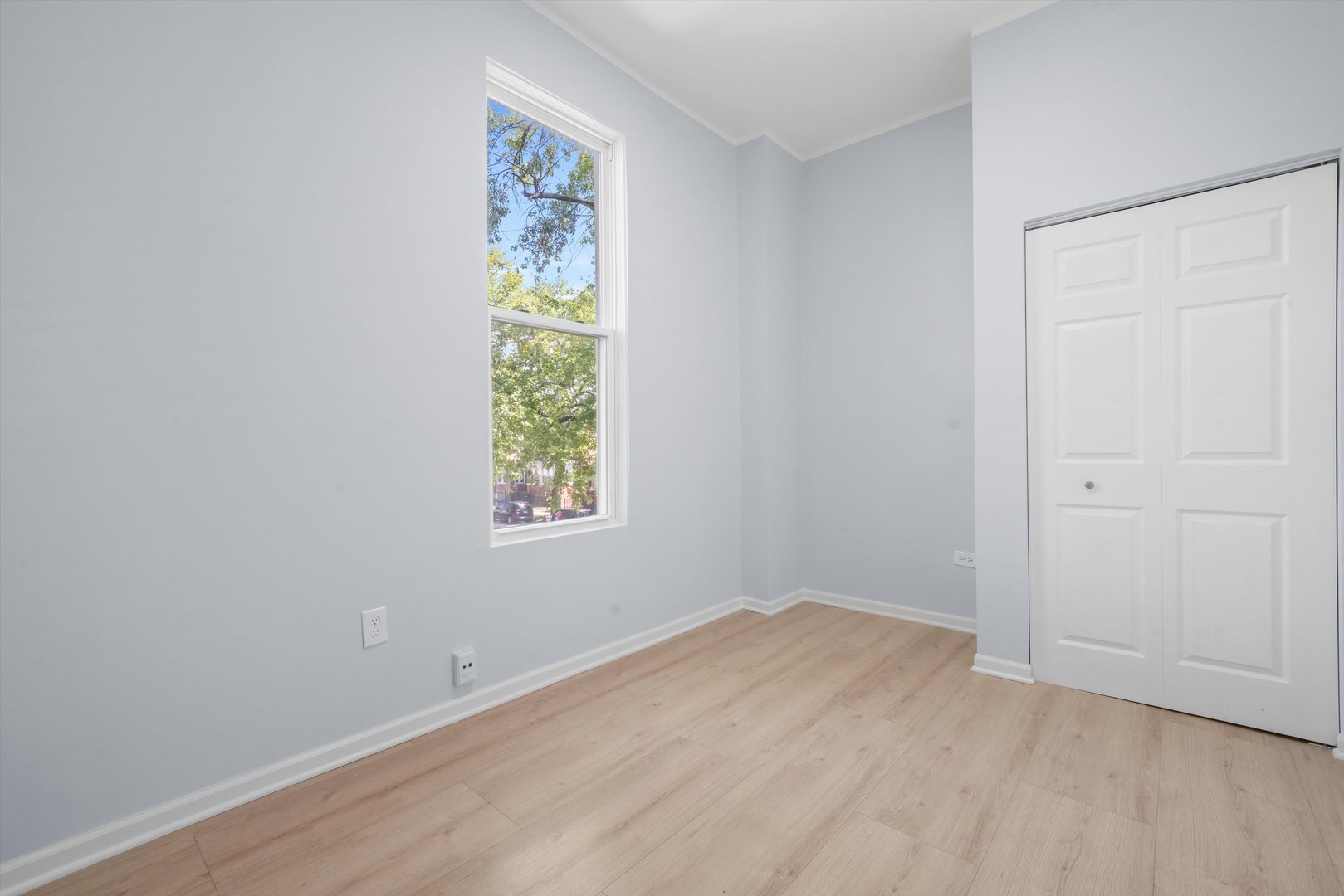 6600 South Marquette Road Chicago, IL 60637 - Photo 17 of 42 an empty room with a window
