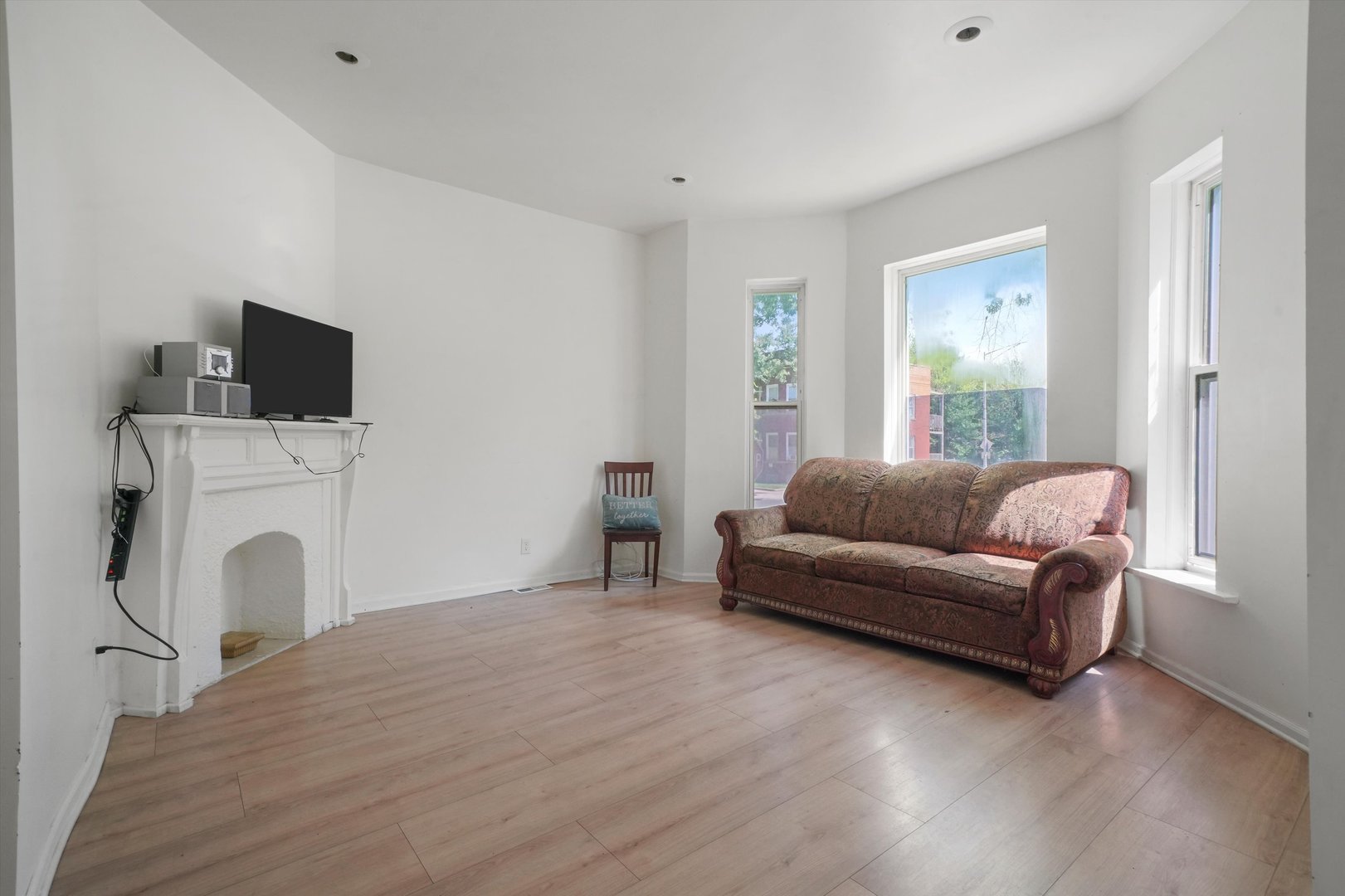 6600 South Marquette Road Chicago, IL 60637 - Photo 21 of 42 a living room with a couch and a flat screen tv