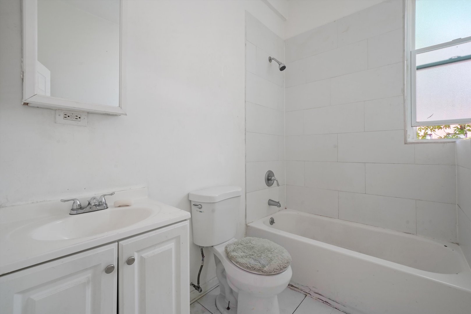 6600 South Marquette Road Chicago, IL 60637 - Photo 27 of 42 a bathroom with a sink a toilet and bathtub