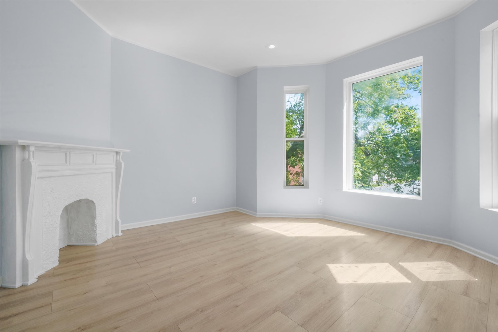 6600 South Marquette Road Chicago, IL 60637 - Photo 4 of 42 a view of empty room with window