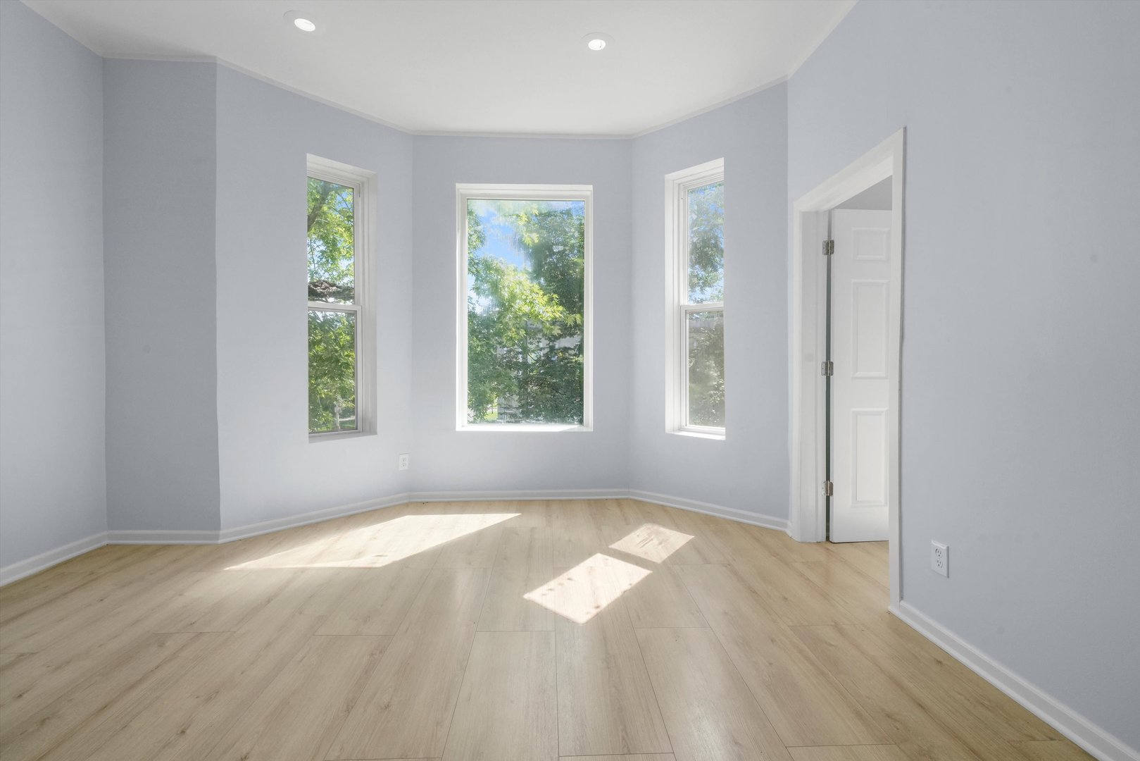 6600 South Marquette Road Chicago, IL 60637 - Photo 8 of 42 an empty room with wooden floor and windows