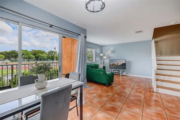 $279,000 | 6255 Southwest Kendale Lakes Circle, Unit 218, Miami, FL 33183