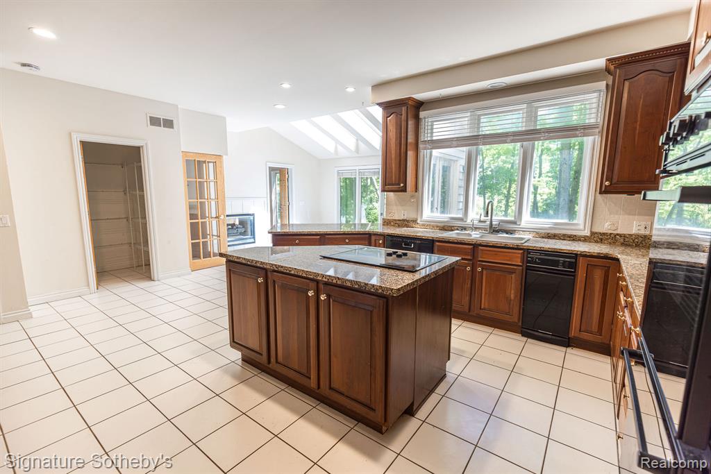 2855 Cranbrook Ridge Court Rochester, MI 48306 - Photo 13 of 31