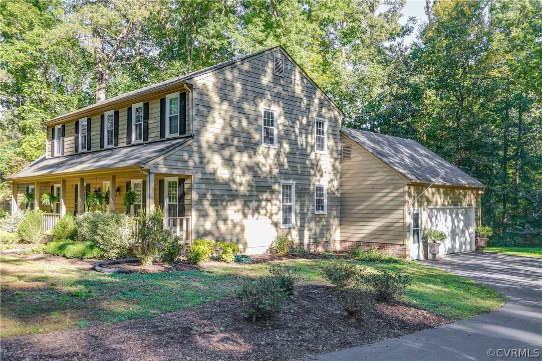 13507 Queensgate Road Midlothian, VA 23114 - Photo 4 of 45 a view of a house with backyard and garden