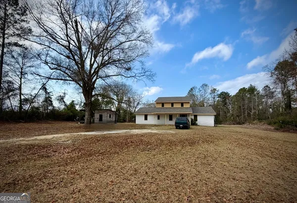 a view of a house with a yard