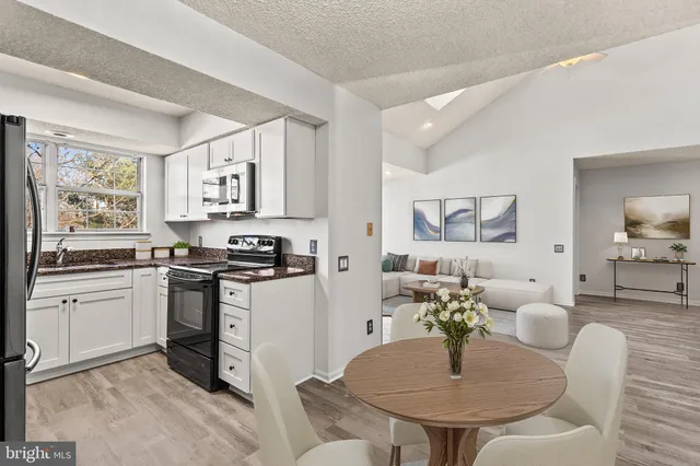 $450,000 | 3903 Golf Tee Court, Unit 301, Fairfax, VA 22033