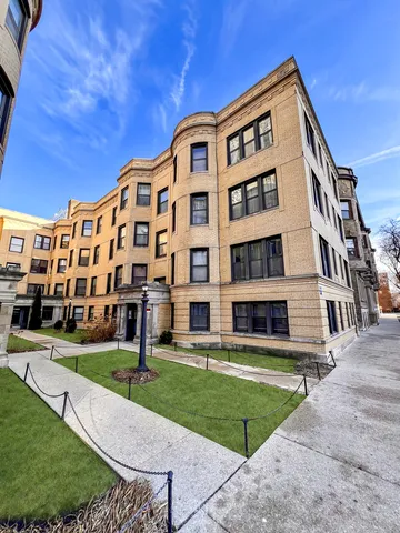 $1,995 | 3927 North Pine Grove Avenue, Unit BW, Chicago, IL 60613