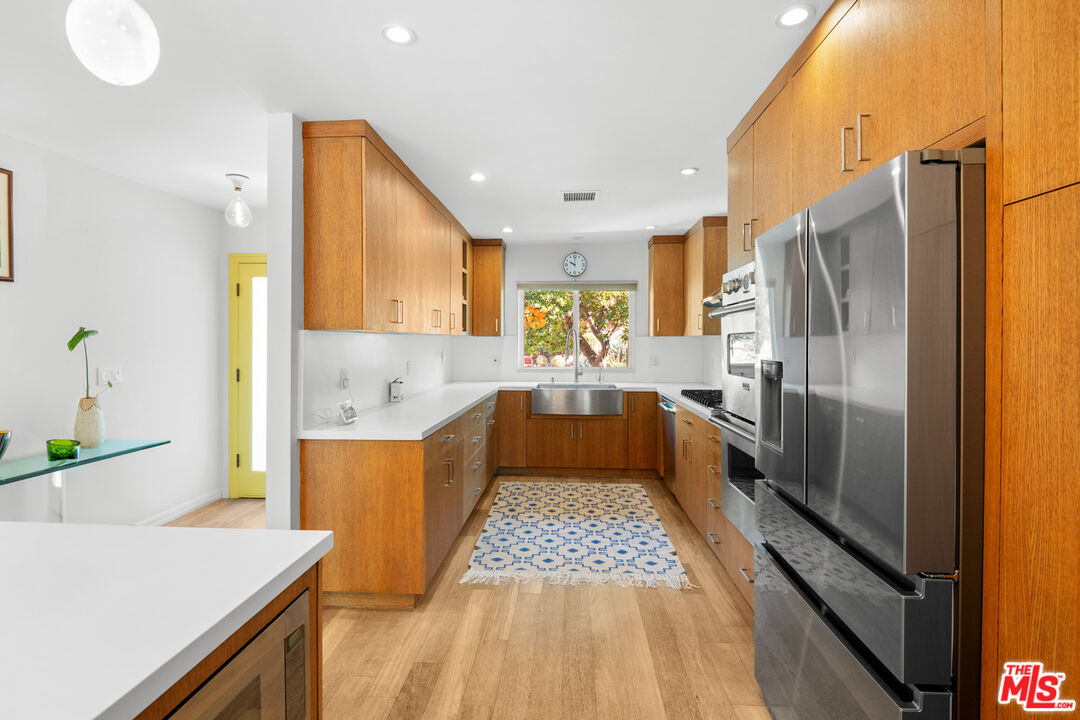 6570 Lakeridge Road Los Angeles, CA 90068 - Photo 12 of 62