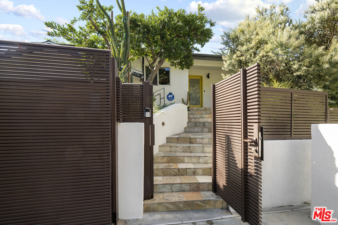 6570 Lakeridge Road Los Angeles, CA 90068 - Photo 2 of 62