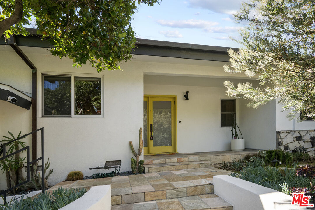 6570 Lakeridge Road Los Angeles, CA 90068 - Photo 5 of 62