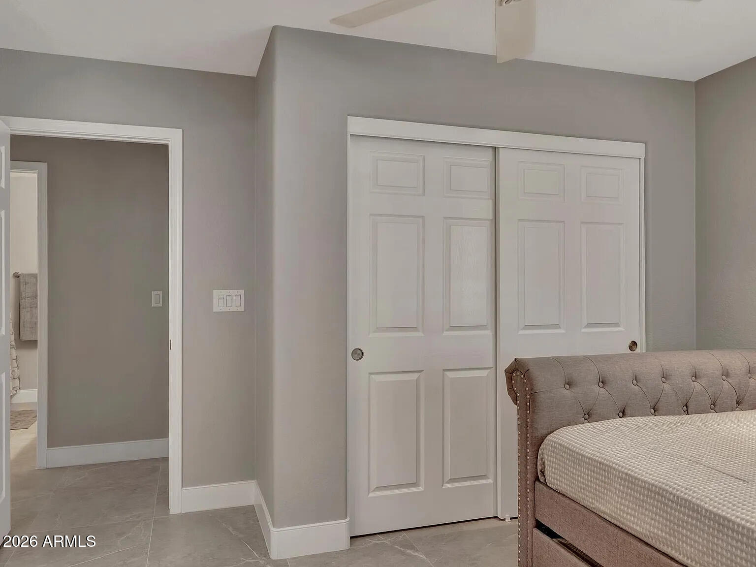 7773 East Stallion Road Scottsdale, AZ 85258 - Photo 25 of 33 a room with a bed and a mirror