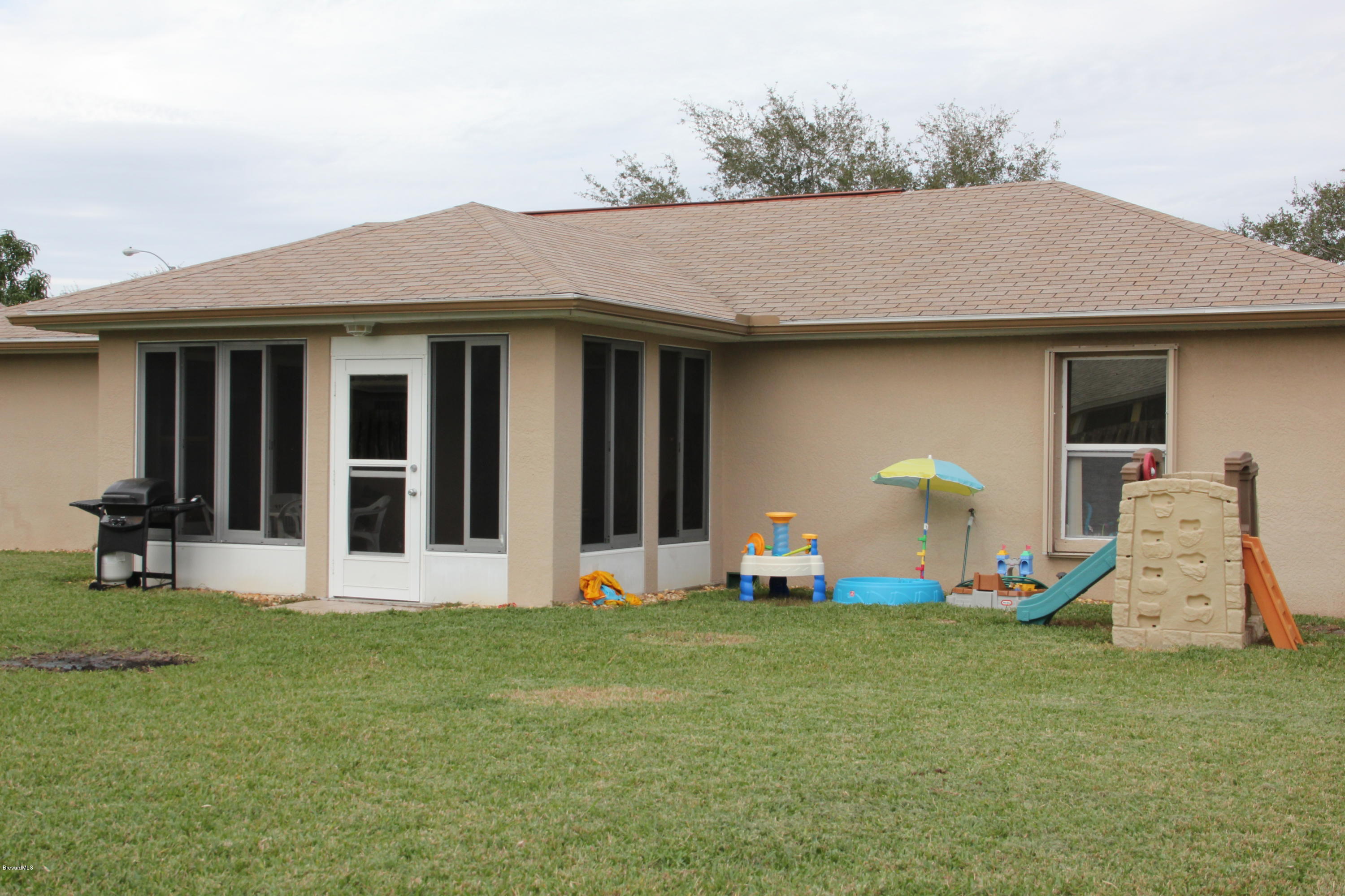 267 Twin Lakes Road Melbourne, FL 32901 - Photo 2 of 33 a front view of a house with garden