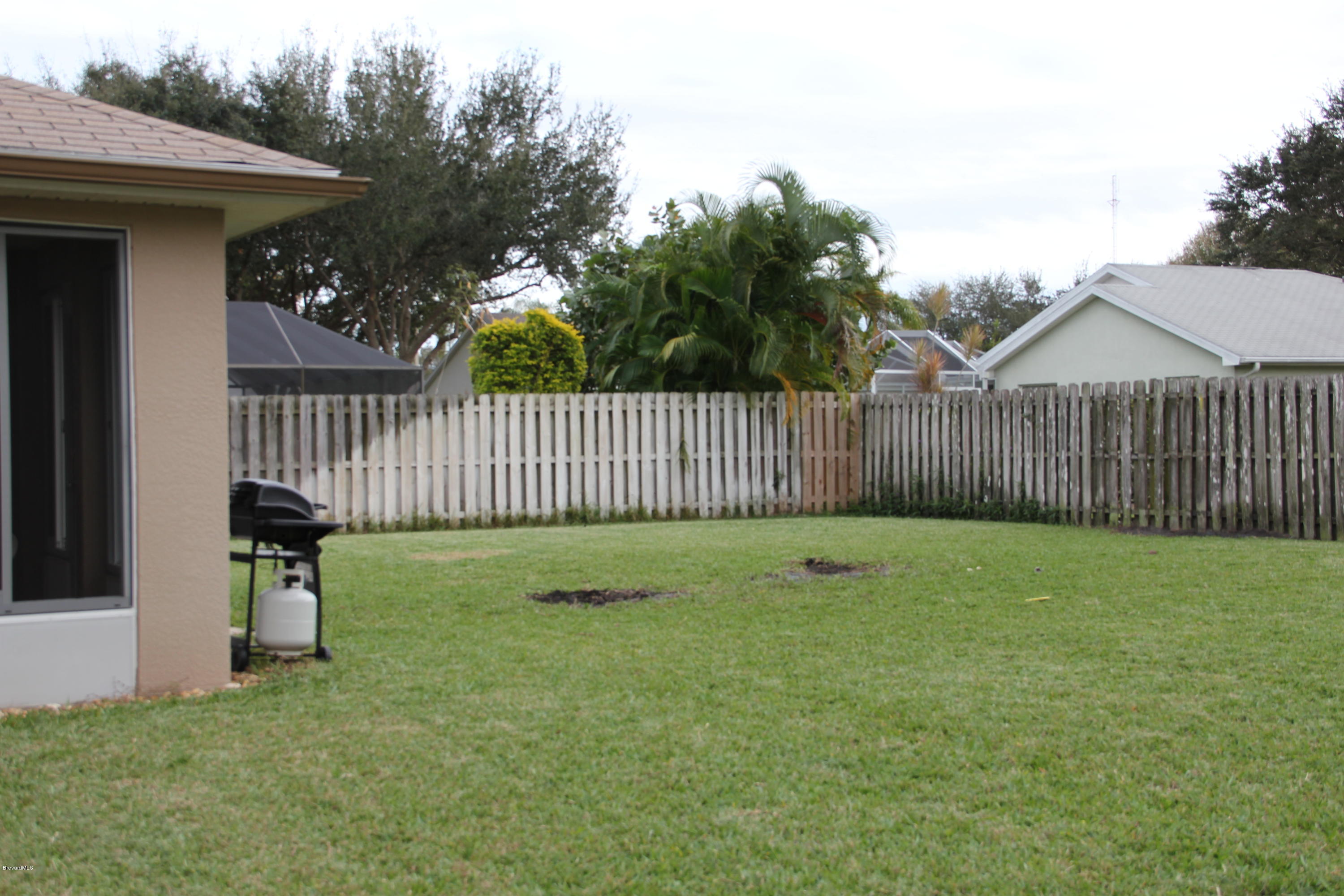 267 Twin Lakes Road Melbourne, FL 32901 - Photo 22 of 33 a view of a garden with a small cabin