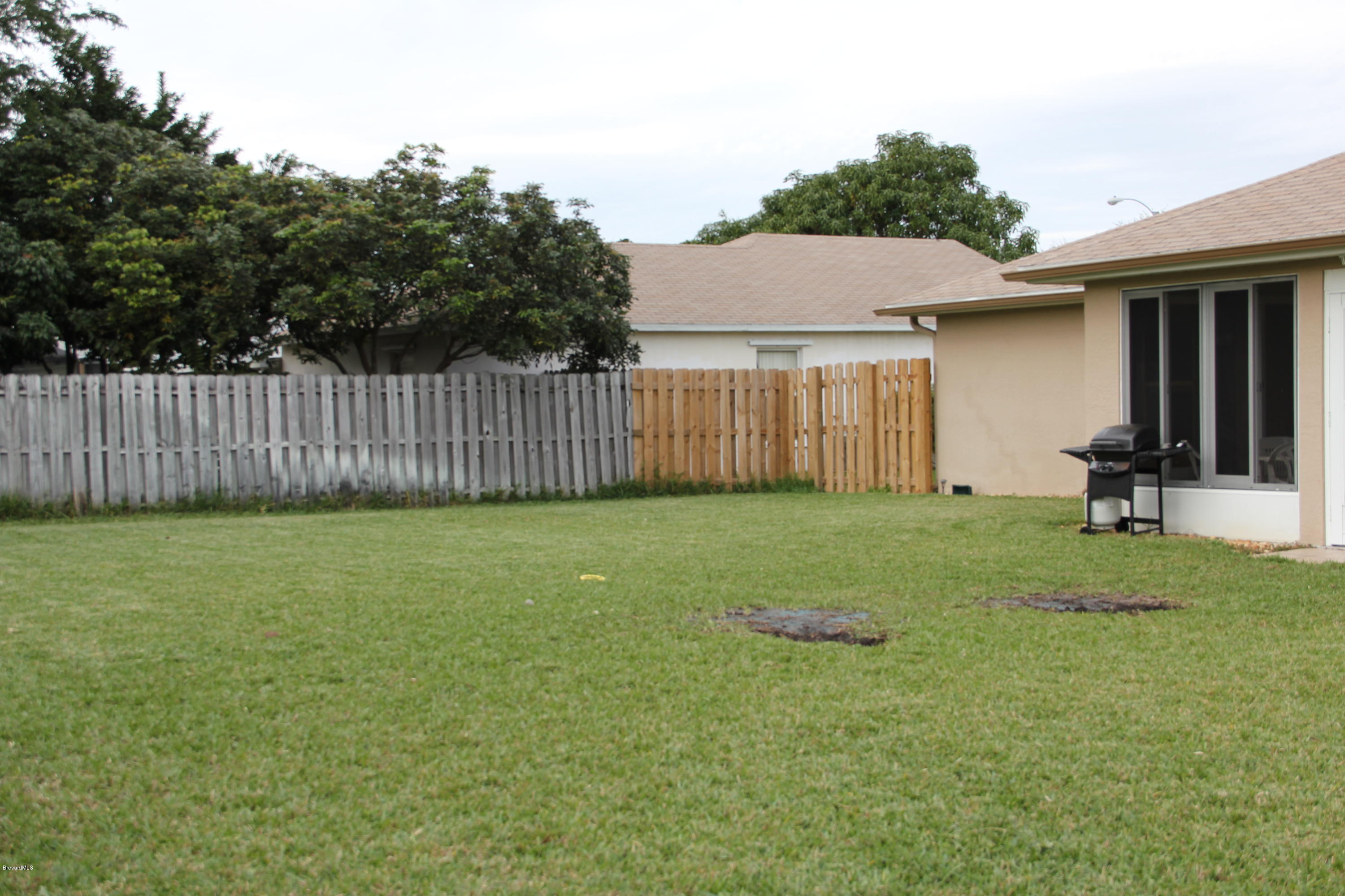 267 Twin Lakes Road Melbourne, FL 32901 - Photo 23 of 33 a view of a backyard with a garden