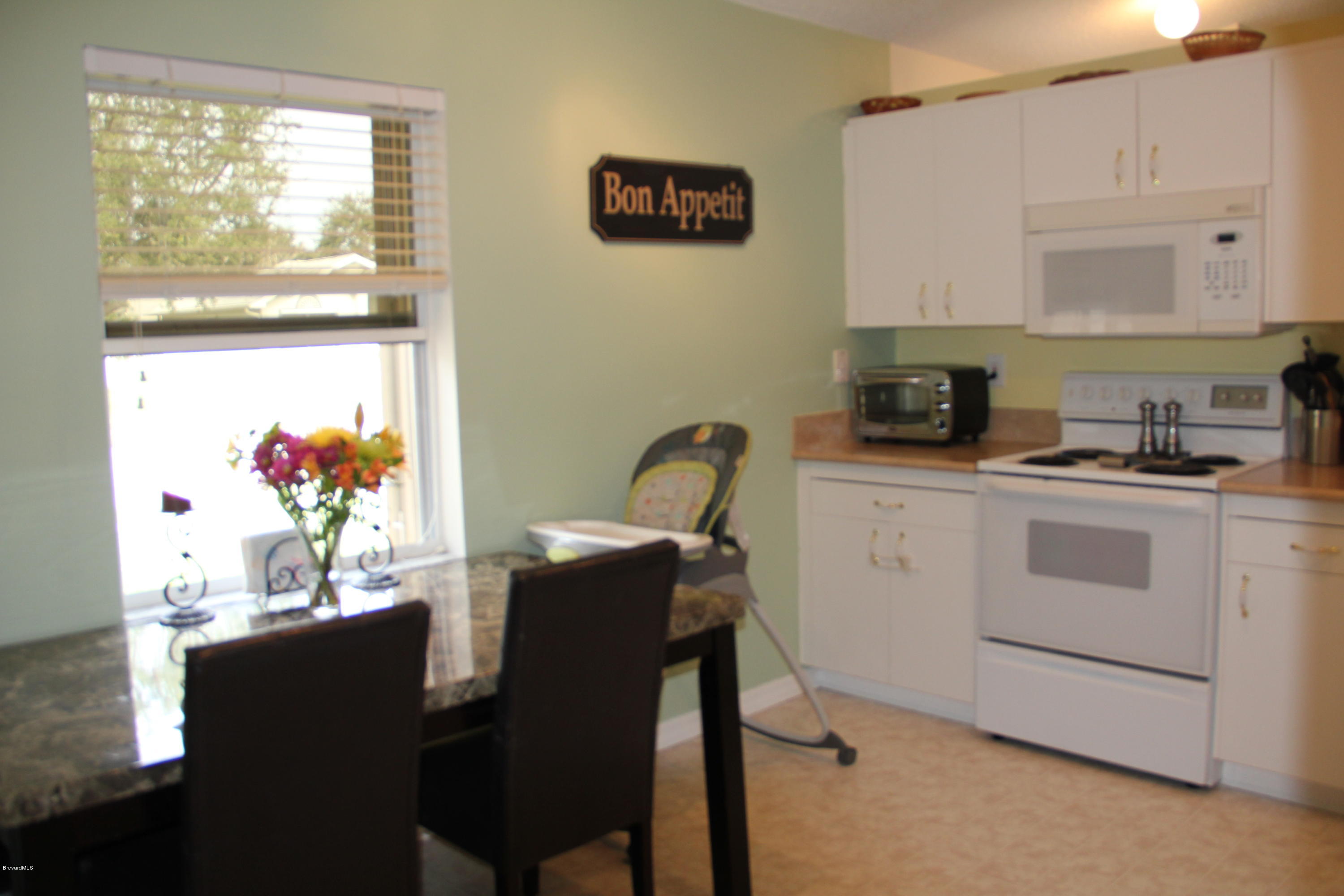 267 Twin Lakes Road Melbourne, FL 32901 - Photo 7 of 33 a view of kitchen with breakfast area
