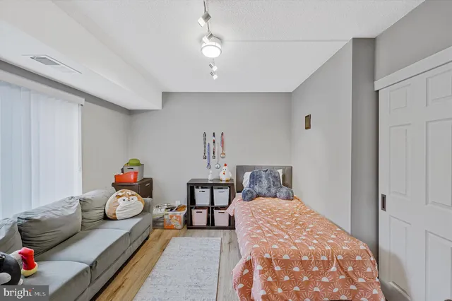 $515,000 | 309 Yoakum Parkway, Unit 807, Alexandria, VA 22304