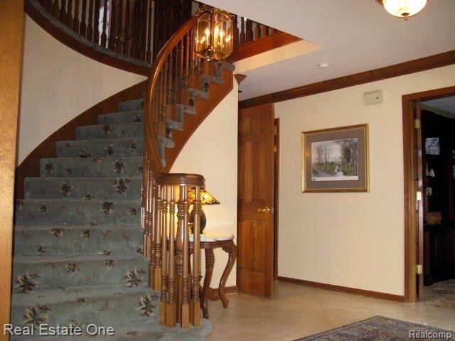1290 Kingspath Drive Rochester, MI 48306 - Photo 8 of 25 staircase