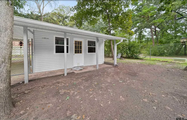 a view of a house with backyard and garden