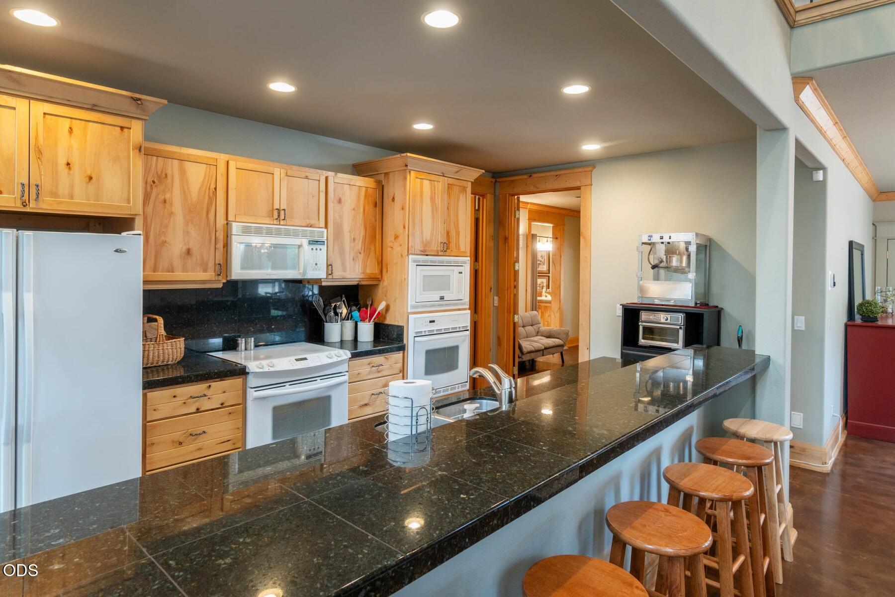 52174 Foxtail Road La Pine, OR 97739 - Photo 9 of 47