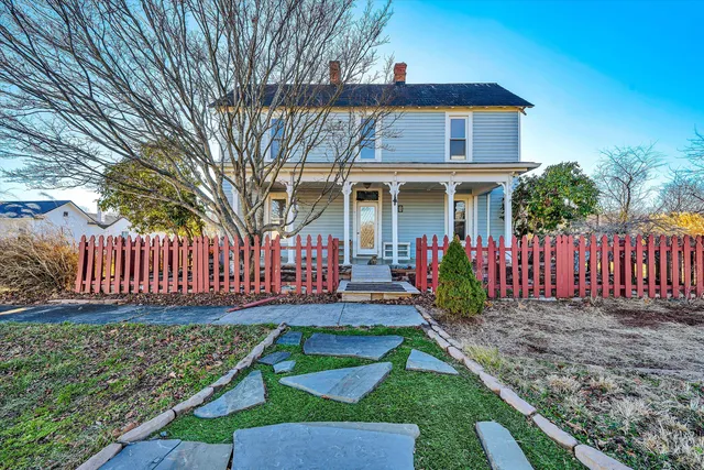 $235,000 | 8 Middle Street, New Castle, VA 24127