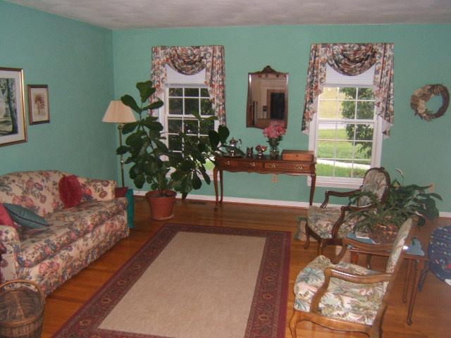 581 Winesap Road Roanoke, VA 24019 - Photo 3 of 16 living room